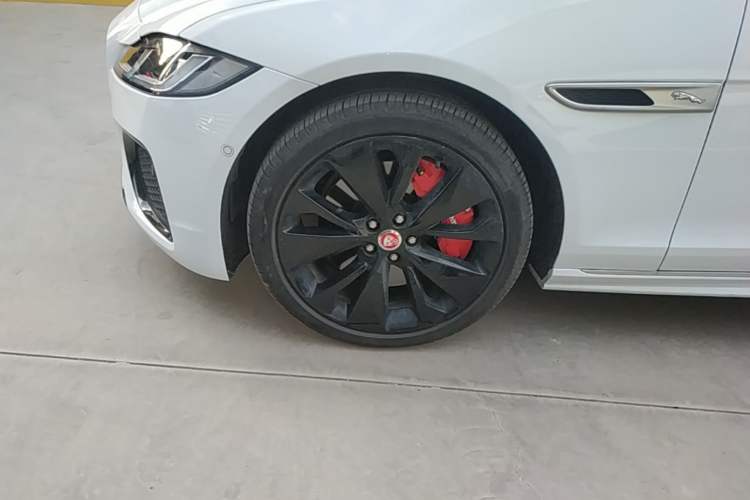 Used Jaguar XFL 2023 XFL 2.0T P300 Four-Wheel-Drive Flagship Sport Edition Left Front Wheel Hub