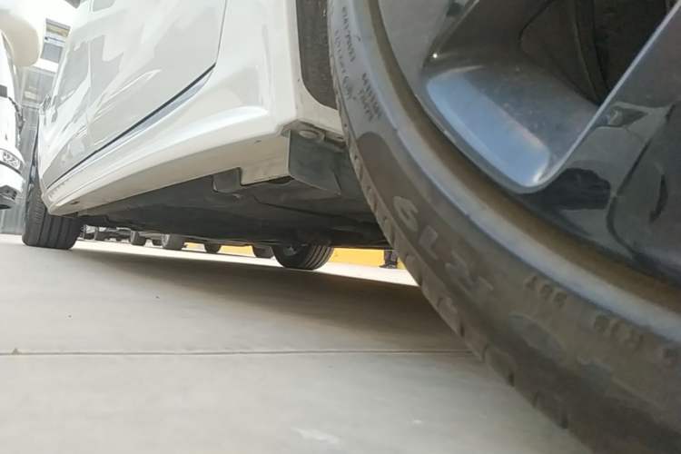 Used Jaguar XFL 2023 XFL 2.0T P300 Four-Wheel-Drive Flagship Sport Edition Left Side Sill