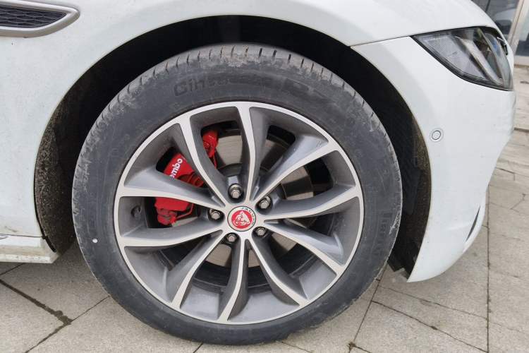 Used Jaguar XFL 2023 XFL 2.0T P250 Two-Wheel-Drive Elite Sport Edition Right Front Wheel Hub