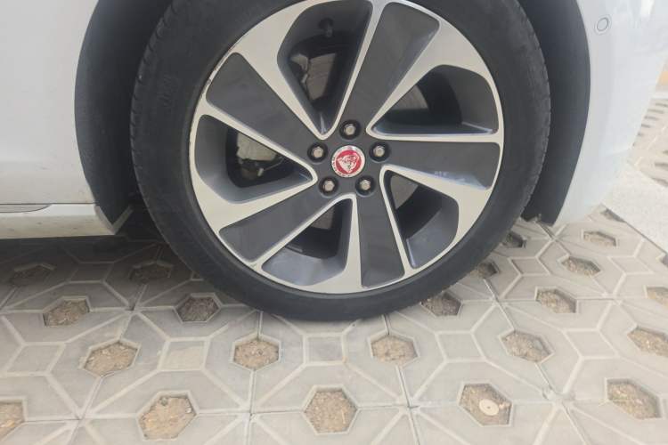 Used Jaguar XFL 2023 XFL 2.0T P250 Two-Wheel-Drive Elite Sport Edition Right Front Wheel Hub