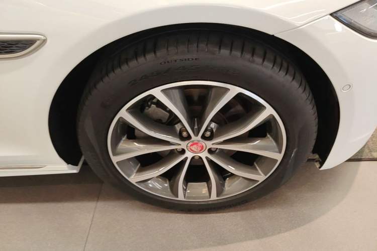 Used Jaguar XFL 2023 XFL 2.0T P250 Two-Wheel-Drive Elite Sport Edition Right Front Wheel Hub