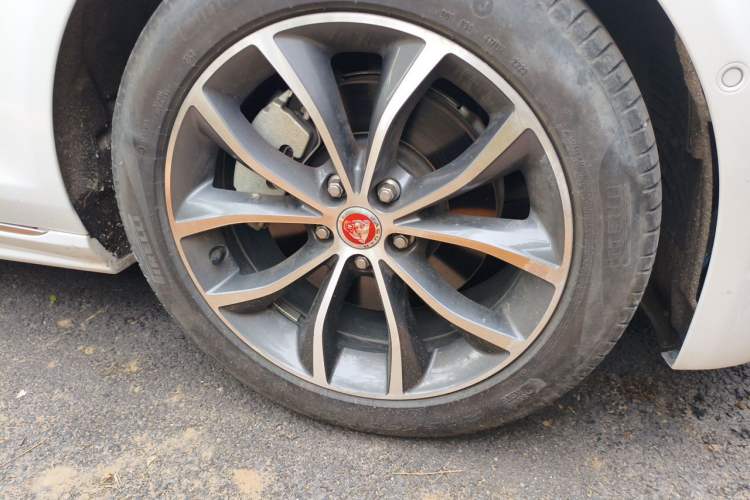 Used Jaguar XFL 2023 XFL 2.0T P250 Two-Wheel-Drive Elite Sport Edition Right Front Wheel Hub