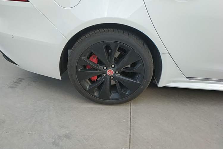 Used Jaguar XFL 2023 XFL 2.0T P300 Four-Wheel-Drive Flagship Sport Edition Right Rear Wheel Hub