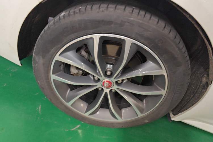 Used Jaguar XFL 2023 XFL 2.0T P250 Two-Wheel-Drive Elite Sport Edition Right Rear Wheel Hub