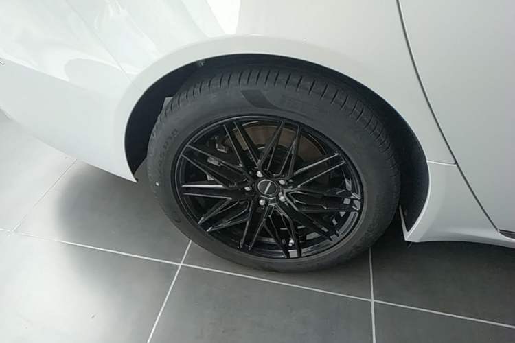 Used Jaguar XFL 2023 XFL 2.0T P200 Two-Wheel-Drive Elite Luxury Edition Right Rear Wheel Hub