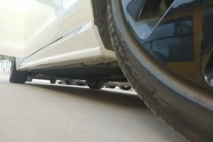Used Jaguar XFL 2023 XFL 2.0T P300 Four-Wheel-Drive Flagship Sport Edition Right Side Sill