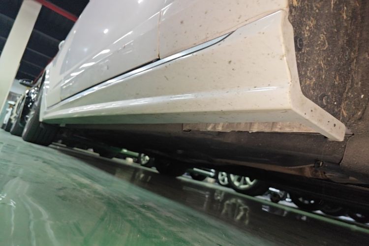 Used Jaguar XFL 2023 XFL 2.0T P250 Two-Wheel-Drive Elite Sport Edition Right Side Sill