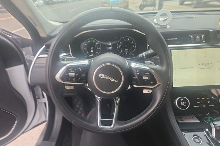 Used Jaguar XFL 2023 XFL 2.0T P250 Two-Wheel-Drive Elite Sport Edition Steering Wheel