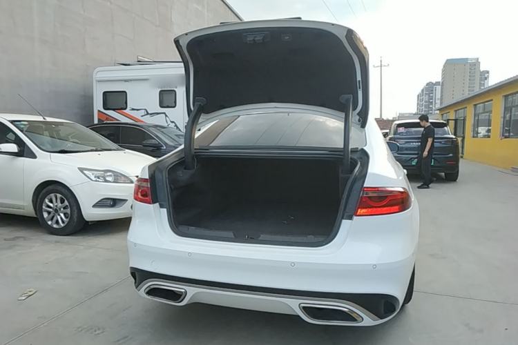 Used Jaguar XFL 2023 XFL 2.0T P300 Four-Wheel-Drive Flagship Sport Edition Trunk