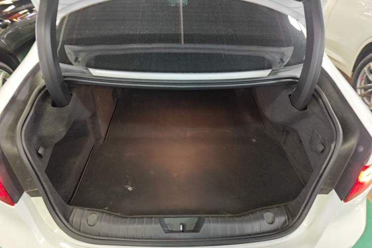 Used Jaguar XFL 2023 XFL 2.0T P250 Two-Wheel-Drive Elite Sport Edition Trunk