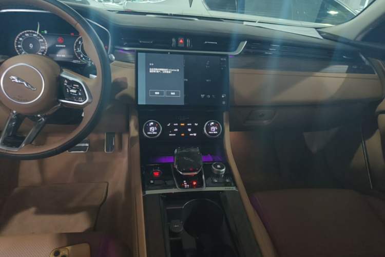 Used Jaguar XFL 2024 2.0T P250 Two-Wheel Drive Prestige Luxury Edition Audio And AC Panel