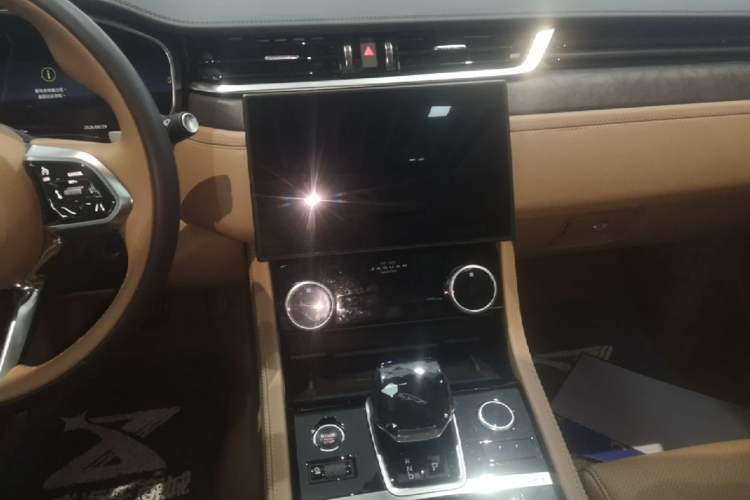 Used Jaguar XFL 2024 2.0T P250 Two-Wheel Drive Prestige Luxury Edition Audio And AC Panel