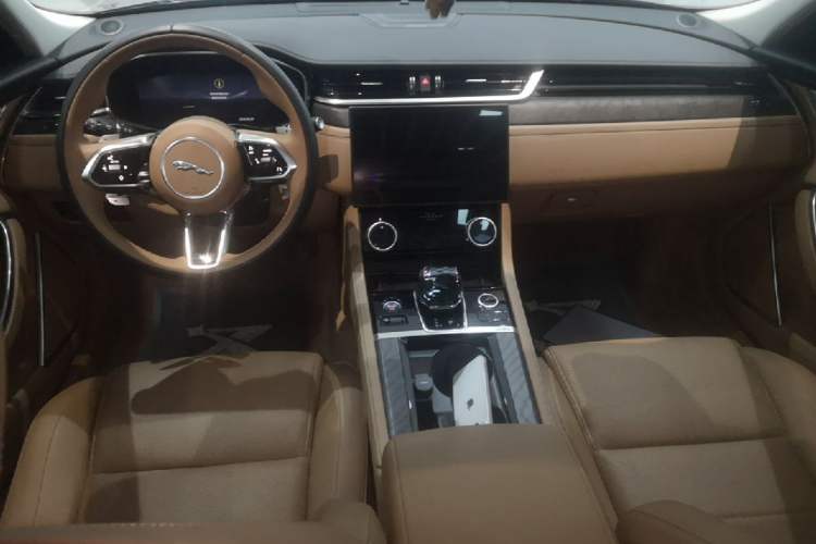 Used Jaguar XFL 2024 2.0T P250 Two-Wheel Drive Prestige Luxury Edition Center Console