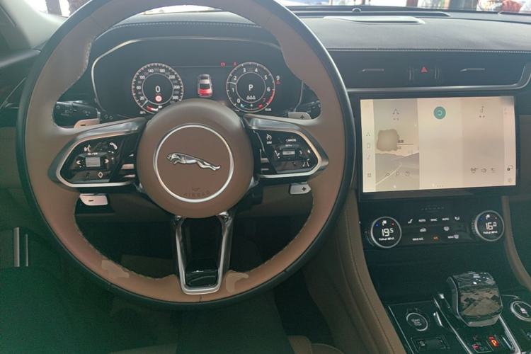 Used Jaguar XFL 2024 2.0T P250 Two-Wheel Drive Prestige Luxury Edition Center Console