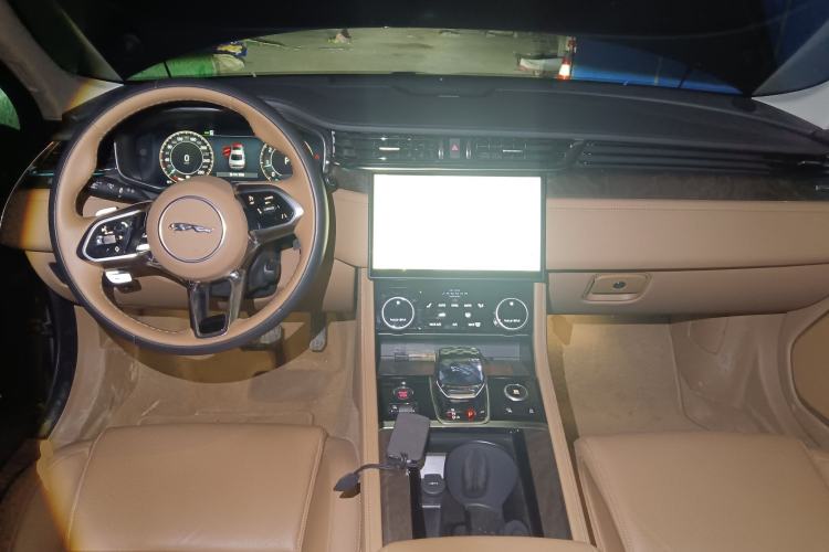 Used Jaguar XFL 2024 2.0T P250 Two-Wheel Drive Prestige Luxury Edition Center Console