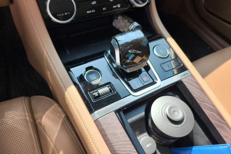 Used Jaguar XFL 2024 2.0T P250 Two-Wheel Drive Prestige Luxury Edition Gear Lever