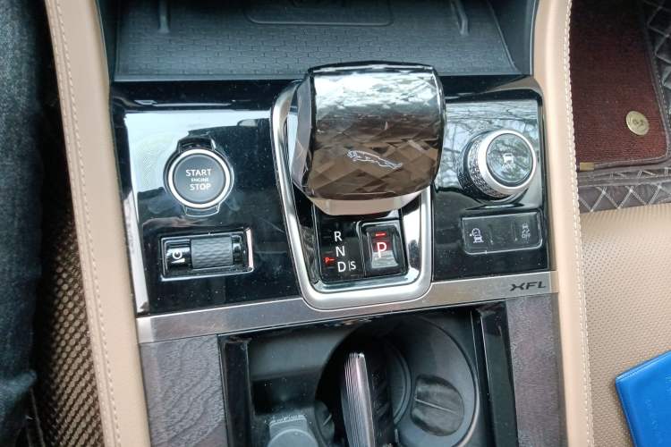 Used Jaguar XFL 2024 2.0T P250 Two-Wheel Drive Prestige Luxury Edition Gear Lever