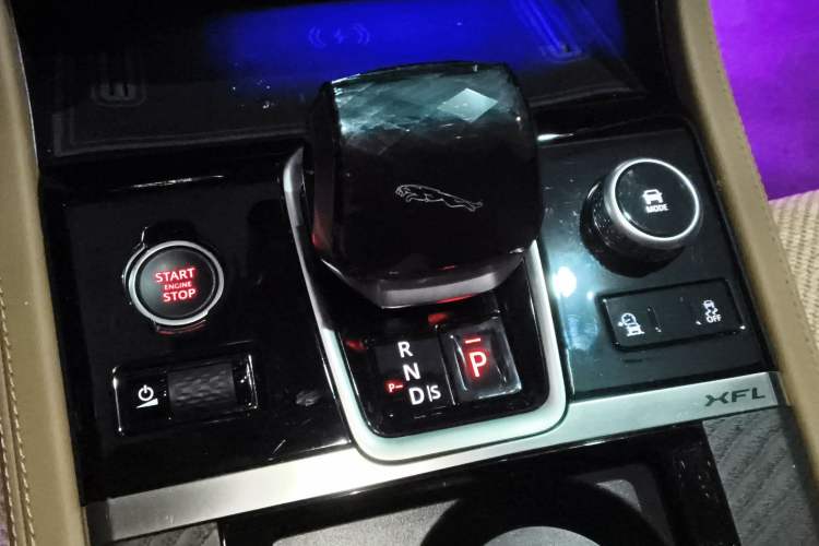 Used Jaguar XFL 2024 2.0T P250 Two-Wheel Drive Prestige Luxury Edition Gear Lever