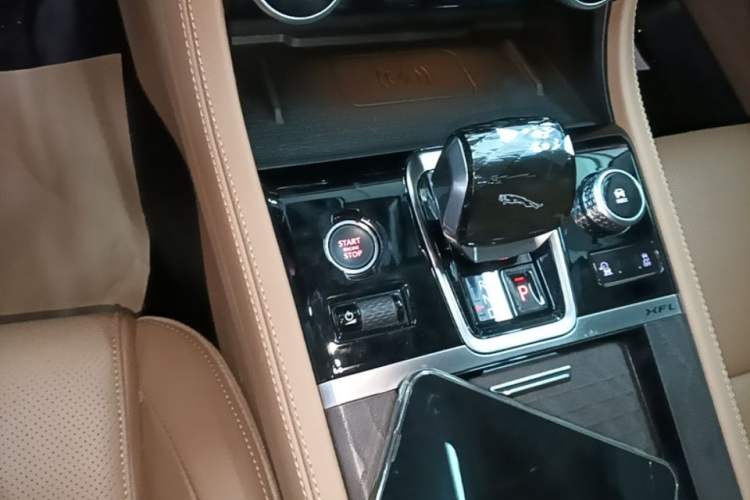 Used Jaguar XFL 2024 2.0T P250 Two-Wheel Drive Prestige Luxury Edition Gear Lever