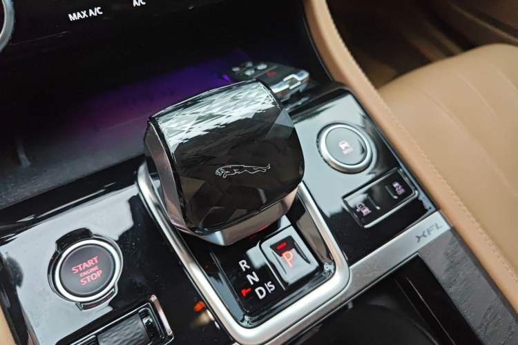 Used Jaguar XFL 2024 2.0T P250 Two-Wheel Drive Prestige Luxury Edition Gear Lever