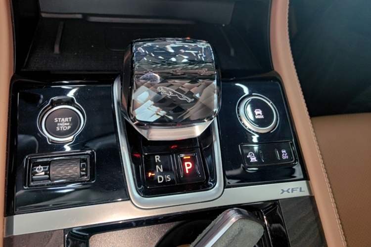 Used Jaguar XFL 2024 2.0T P250 Two-Wheel Drive Prestige Luxury Edition Gear Lever