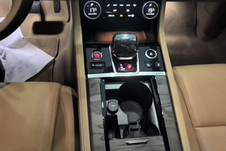 Used Jaguar XFL 2024 2.0T P250 Two-Wheel Drive Prestige Luxury Edition Gear Lever