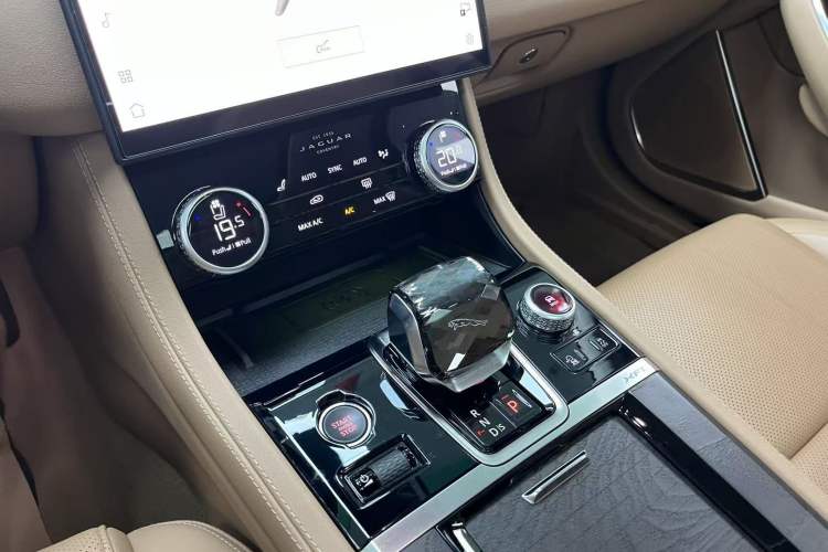 Used Jaguar XFL 2024 2.0T P250 Two-Wheel Drive Prestige Luxury Edition Gear Lever