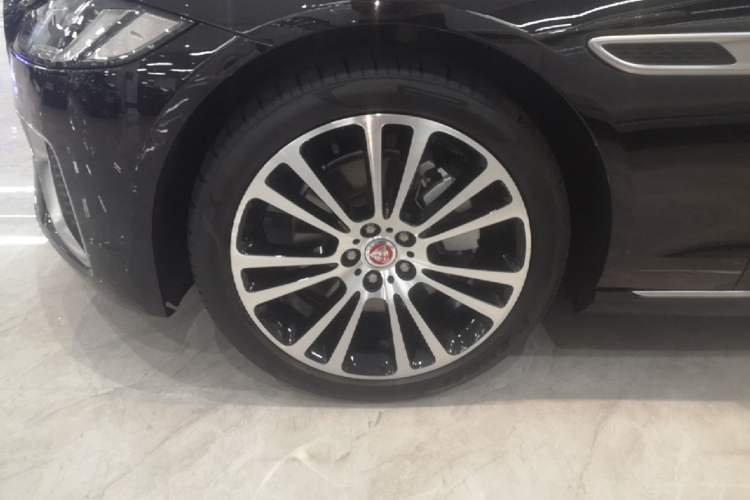 Used Jaguar XFL 2024 2.0T P250 Two-Wheel Drive Prestige Luxury Edition Left Front Wheel Hub