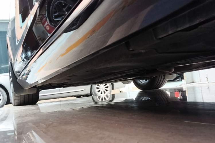 Used Jaguar XFL 2024 2.0T P250 Two-Wheel Drive Prestige Luxury Edition Left Side Sill