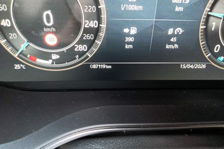 Used Jaguar XFL 2024 2.0T P250 Two-Wheel Drive Prestige Luxury Edition Odometer Close Up
