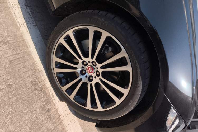 Used Jaguar XFL 2024 2.0T P250 Two-Wheel Drive Prestige Luxury Edition Right Front Wheel Hub