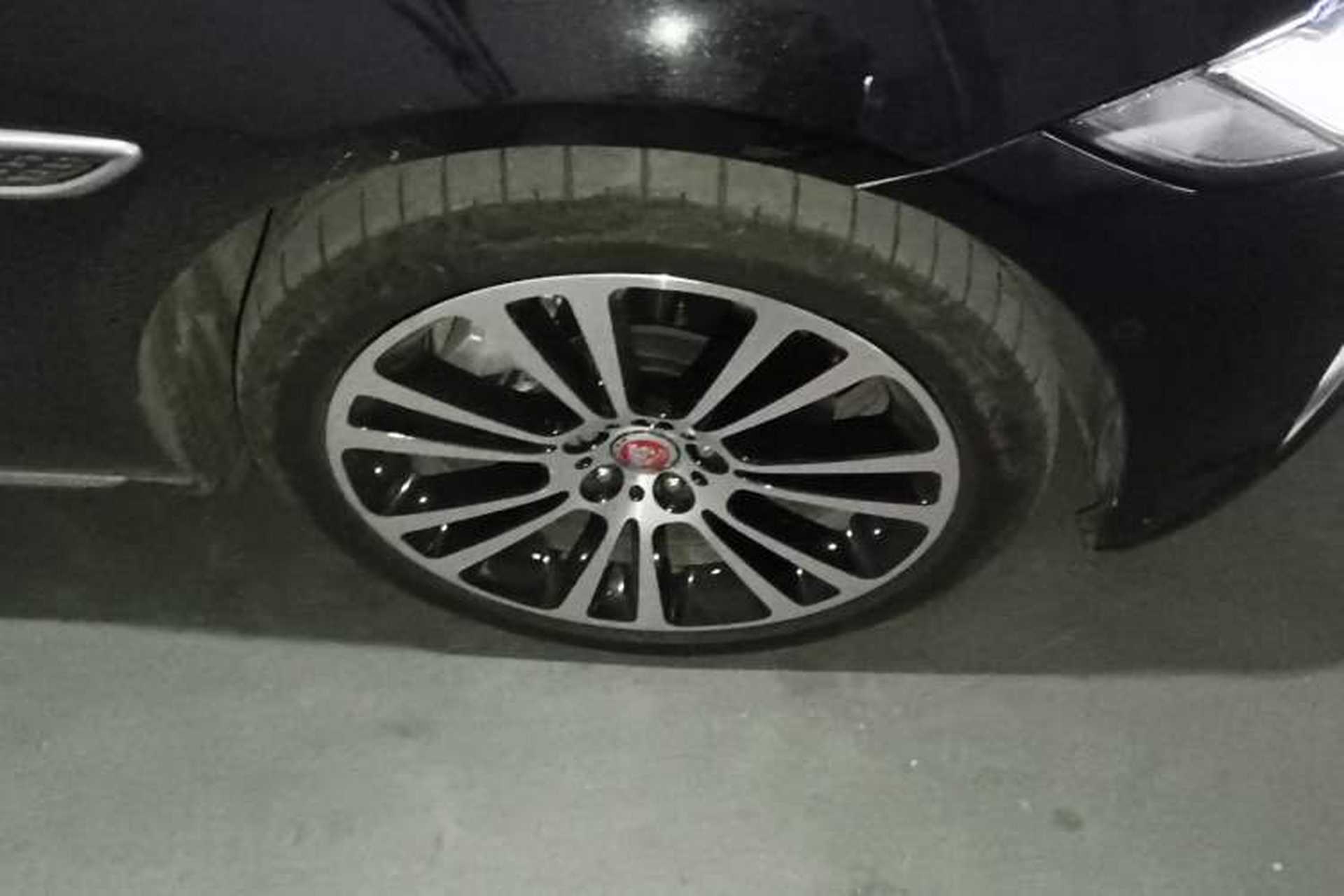 Used Jaguar XFL 2024 2.0T P250 Two-Wheel Drive Prestige Luxury Edition Right Front Wheel Hub