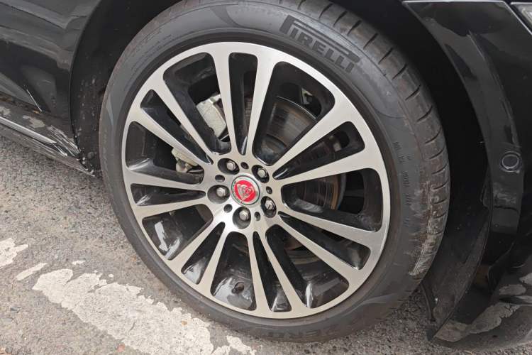 Used Jaguar XFL 2024 2.0T P250 Two-Wheel Drive Prestige Luxury Edition Right Front Wheel Hub