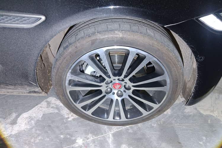 Used Jaguar XFL 2024 2.0T P250 Two-Wheel Drive Prestige Luxury Edition Right Front Wheel Hub