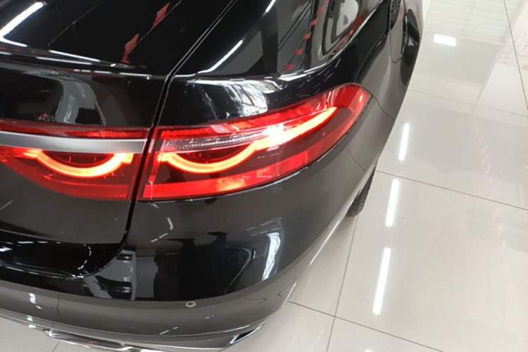 Used Jaguar XFL 2024 2.0T P250 Two-Wheel Drive Prestige Luxury Edition Right Rear Taillight