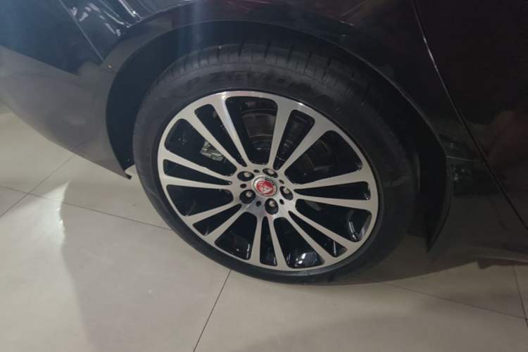 Used Jaguar XFL 2024 2.0T P250 Two-Wheel Drive Prestige Luxury Edition Right Rear Wheel Hub