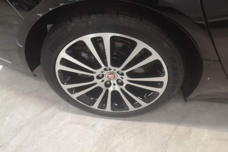 Used Jaguar XFL 2024 2.0T P250 Two-Wheel Drive Prestige Luxury Edition Right Rear Wheel Hub