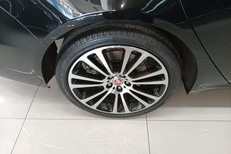 Used Jaguar XFL 2024 2.0T P250 Two-Wheel Drive Prestige Luxury Edition Right Rear Wheel Hub
