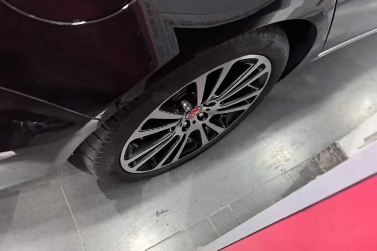 Used Jaguar XFL 2024 2.0T P250 Two-Wheel Drive Prestige Luxury Edition Right Rear Wheel Hub