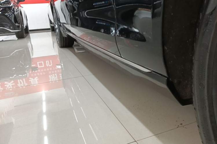 Used Jaguar XFL 2024 2.0T P250 Two-Wheel Drive Prestige Luxury Edition Right Side Sill