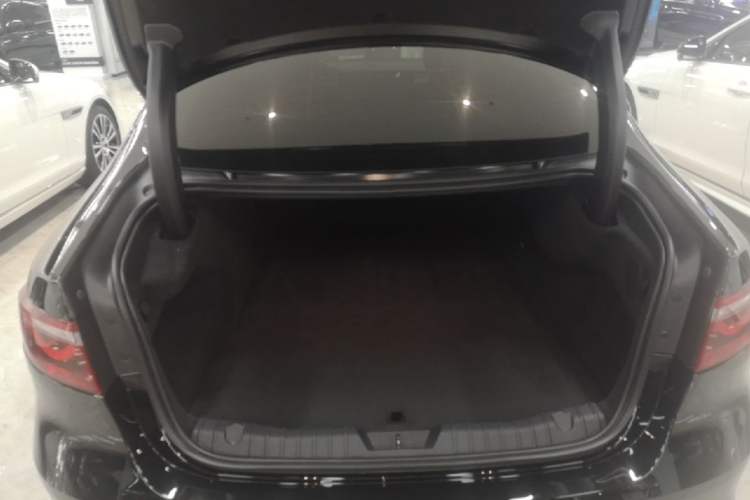 Used Jaguar XFL 2024 2.0T P250 Two-Wheel Drive Prestige Luxury Edition Trunk