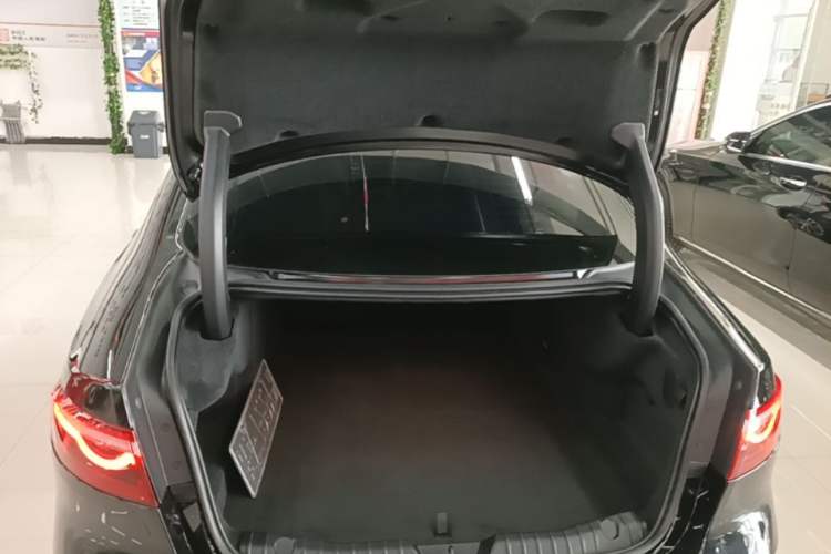 Used Jaguar XFL 2024 2.0T P250 Two-Wheel Drive Prestige Luxury Edition Trunk