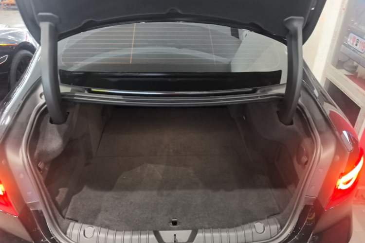 Used Jaguar XFL 2024 2.0T P250 Two-Wheel Drive Prestige Luxury Edition Trunk