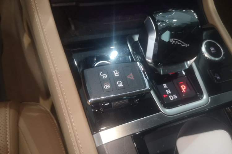 Used Jaguar XFL 2024 2.0T P250 Two-Wheel Drive Prestige Luxury Edition Vehicle Key