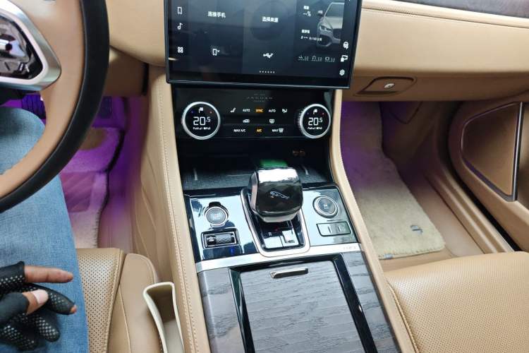 Used Jaguar XFL 2024 2.0T P250 Two-Wheel Drive Prestige Luxury Edition Audio And AC Panel