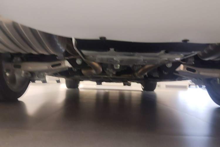 Used Jaguar XFL 2024 2.0T P300 Four-Wheel Drive Flagship Sport Gold Edition Chassis Rear