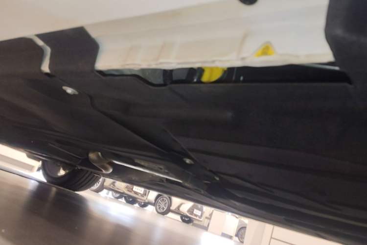 Used Jaguar XFL 2024 2.0T P300 Four-Wheel Drive Flagship Sport Gold Edition Chassis Rear Left