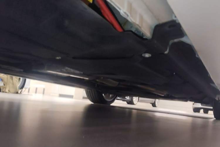 Used Jaguar XFL 2024 2.0T P300 Four-Wheel Drive Flagship Sport Gold Edition Chassis Rear Right