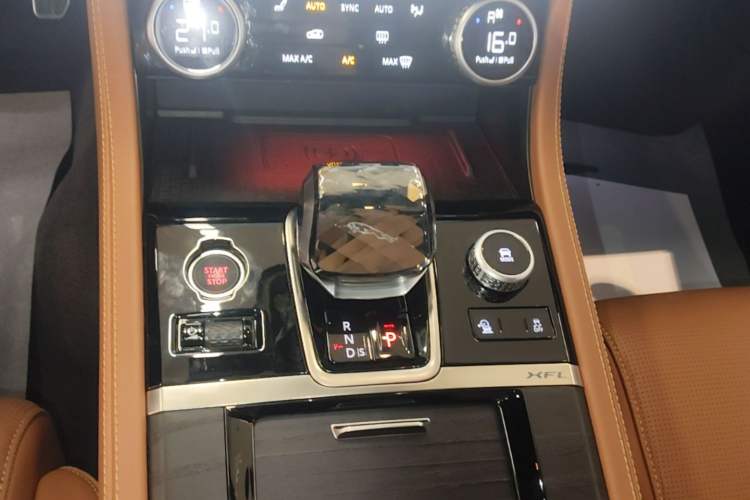 Used Jaguar XFL 2024 2.0T P300 Four-Wheel Drive Flagship Sport Gold Edition Gear Lever