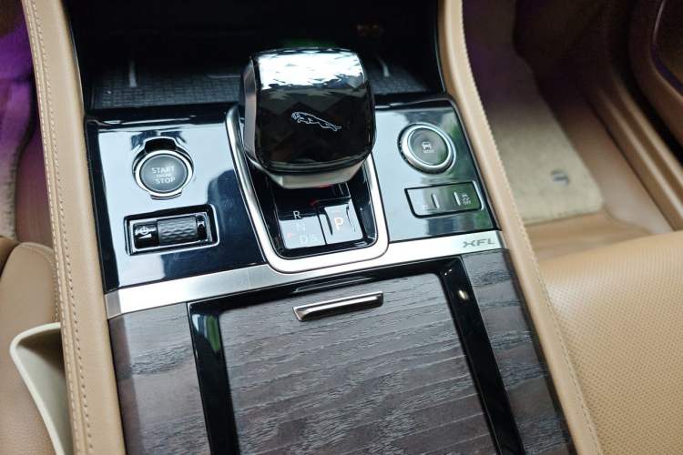 Used Jaguar XFL 2024 2.0T P250 Two-Wheel Drive Prestige Luxury Edition Gear Lever
